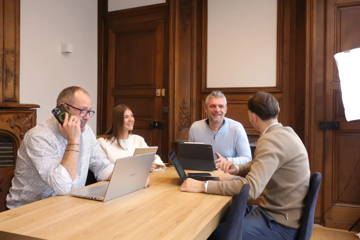 L équipe BSM Technology réunie autour d un projet client
