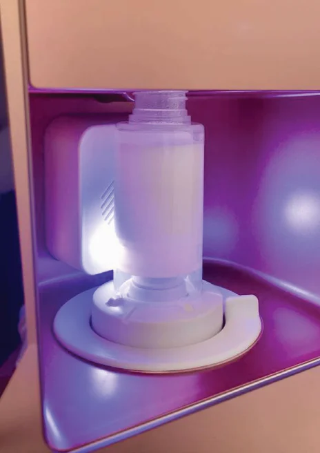 Flacon airless en cours de préparation dans la chambre du Mini-Lab