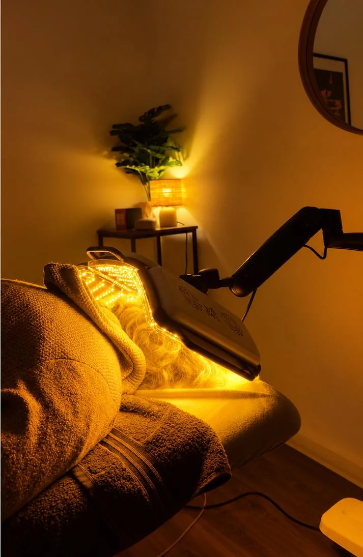 La même installation EVA LED allumée en lumière jaune