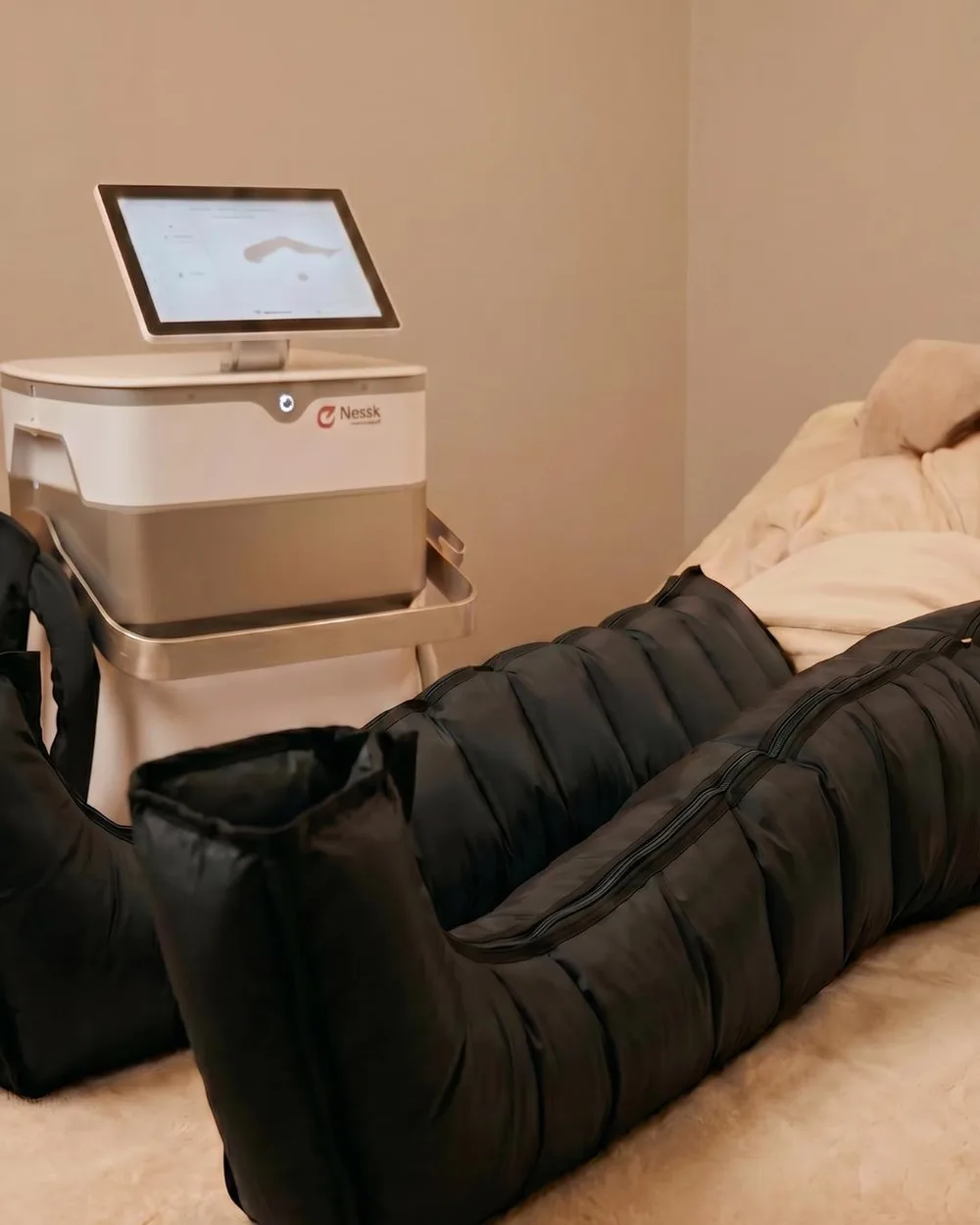 Séance de pressothérapie en cabine, bottes installées sur les jambes